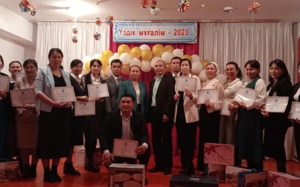 ОТЫРАРДА «ҮЗДІК МҰҒАЛІМ-2023» БАЙҚАУЫНЫҢ БАС ЖҮЛДЕСІН ЖЕҢІП АЛДЫ