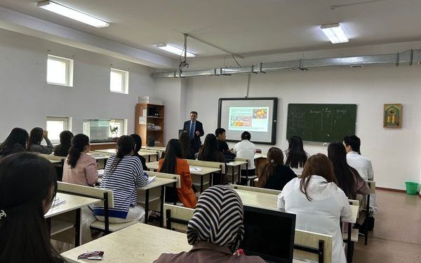 ШЕТЕЛДІК ТӘЖІРИБЕ: ТҮРКИЯЛЫҚ ПРОФЕССОР БОТАНИКАЛЫҚ БАҚ ҚЫЗМЕТКЕРЛЕРІ МЕН СТУДЕНТТЕРГЕ ДӘРІС ӨТТІ