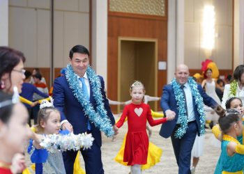 ТҮРКІСТАНДАҒЫ ПРЕЗИДЕНТ ШЫРШАТОЙЫНДА БАЛАЛАР ШАТТЫҚҚА БӨЛЕНДІ