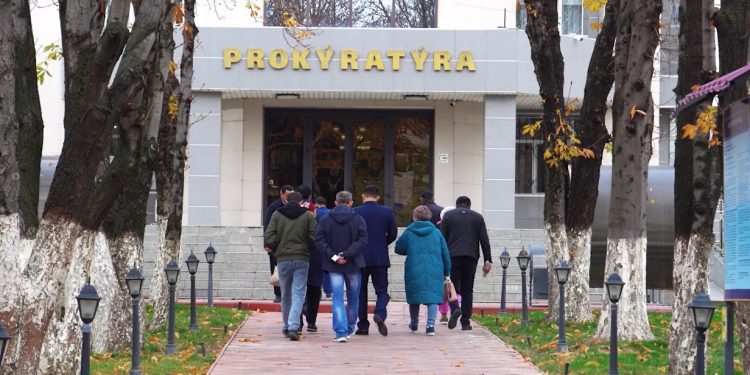 «Ақшамызды қайтарсын!». Шымкентте әділдік іздеген тұрғындар құқықтарын қорғай алмай отыр