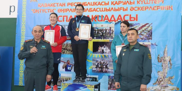Әскерилер үстел теннисінен бақтарын сынады