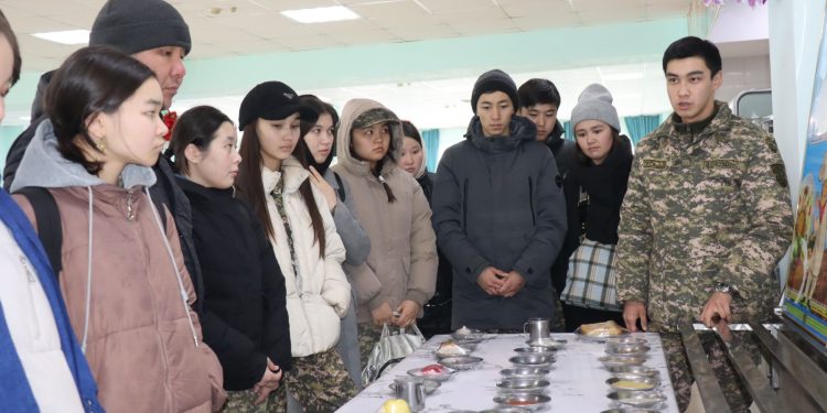 Шымкент қаласының студенттері мен оқушылары әскери бөлімді аралады
