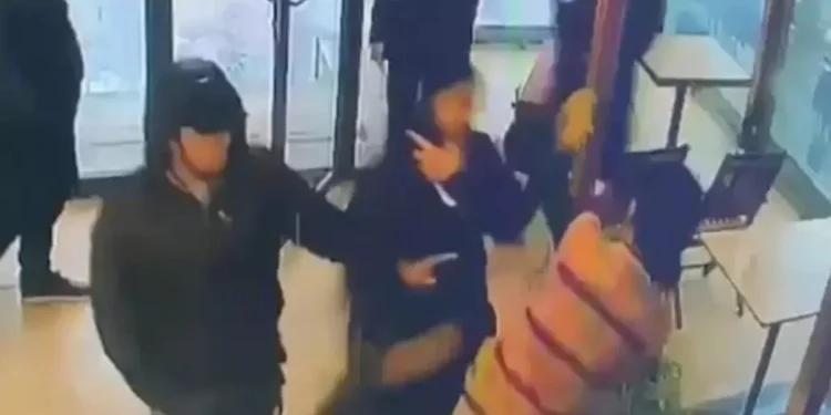 Шымкентте белгісіз ер адам көптің көзінше әйелді соққыға жықты