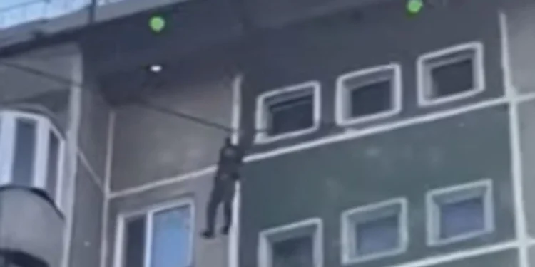 Павлодарда ер адам оныншы қабаттан құлап, көз жұмды
