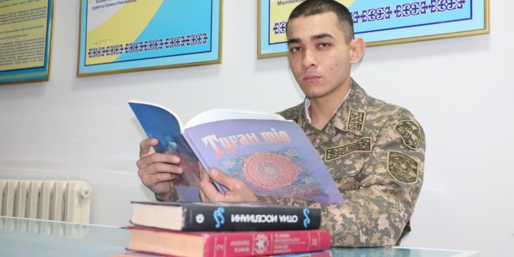 Әскерде полиглот сарбаз қызмет етеді