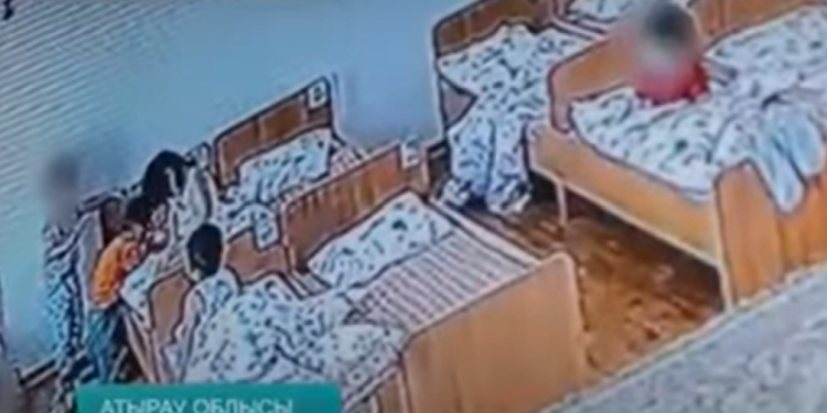 Бұған кім жауап береді? Атырау облысында бүлдіршінді қатарластары жабылып ұрған