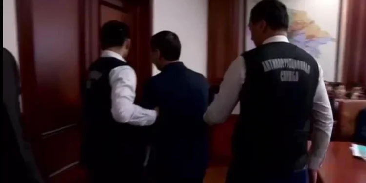 Антикор Шымкент әкімінің қатысуымен өткен жиналыс кезінде шенеунікті тұтқындап әкетті