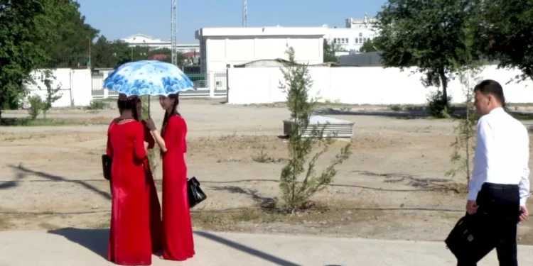 Түркіменстанда оқушы қыздардың пәктігі тексеріліп жатыр