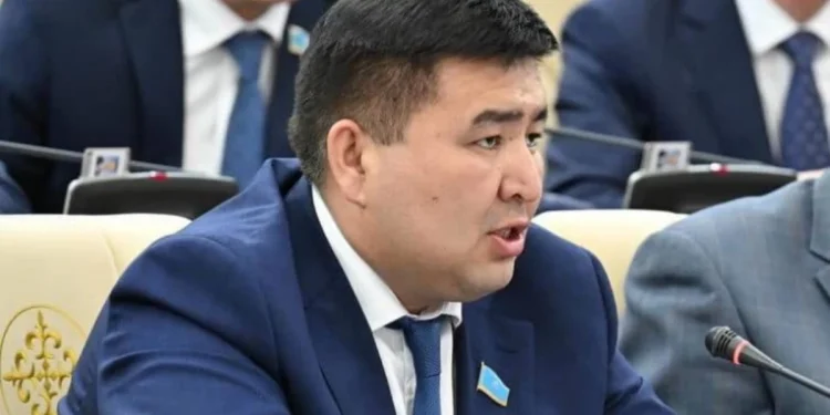 «Бұл күнді ұмыту керек»: Мәжіліс депутаты «валентинкаларды» өртеп жіберуді ұсынып жүргеніне 20 жыл болғанын айтты