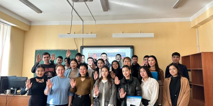 Антикор Еріктілер болашақ қаржыгерлерге мемлекет қаржысын үнемдеу тәсілдерін үйретті