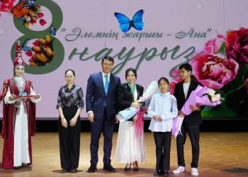 ТҮРКІСТАНДА «ӘЛЕМНІҢ ЖАРЫҒЫ – АНА» МЕРЕКЕЛІК ІС-ШАРАСЫНДА АРДАҚТЫ АНАЛАР МЕН АРУЛАРҒА ҚҰРМЕТ КӨРСЕТІЛДІ