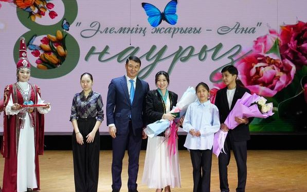 ТҮРКІСТАНДА «ӘЛЕМНІҢ ЖАРЫҒЫ – АНА» МЕРЕКЕЛІК ІС-ШАРАСЫНДА АРДАҚТЫ АНАЛАР МЕН АРУЛАРҒА ҚҰРМЕТ КӨРСЕТІЛДІ