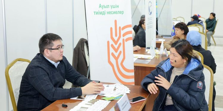 АШЫҚ ЕСІК КҮНІ: 300-ДЕН АСА ТҰРҒЫНҒА КӘСІПКЕРЛІК БАҒЫТЫНДА КЕҢЕСТЕР БЕРІЛДІ