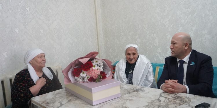 Мәслихат төрағасы алтын құрсақты аналар мен ақ жаулықты әжелерді үйіне барып құттықтады