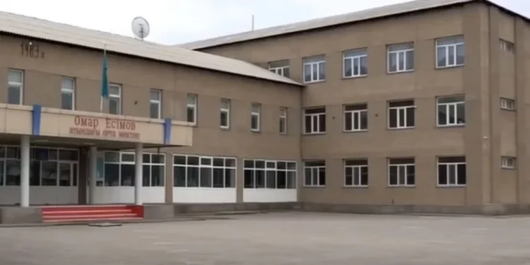 «Омыртқасы сынған»: Түркістан облысында оқушы қыз мектептің үшінші қабатынан құлап кетті