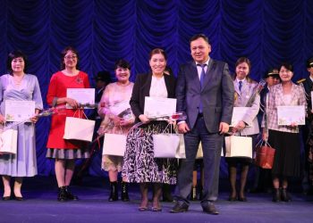 ҚАРАТАУ АУДАНЫ ӘКІМІ АНАЛАР МЕН АРУЛАРДЫ МЕРЕКЕМЕН ҚҰТТЫҚТАДЫ