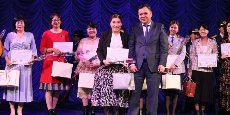 ҚАРАТАУ АУДАНЫ ӘКІМІ АНАЛАР МЕН АРУЛАРДЫ МЕРЕКЕМЕН ҚҰТТЫҚТАДЫ