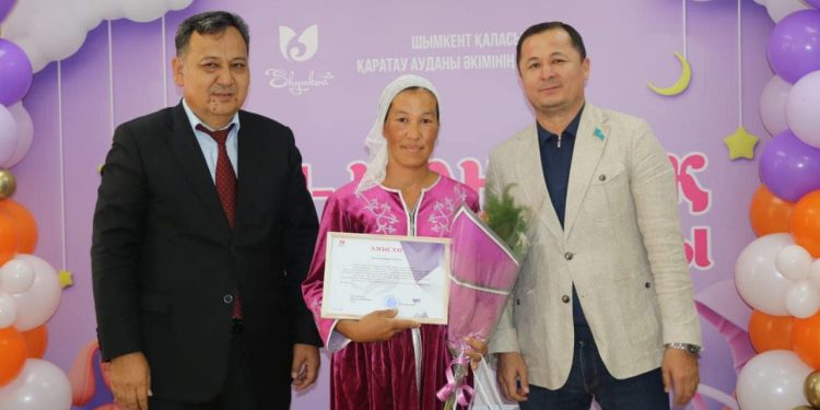 АУДАН БАСШЫСЫ ПЕРЗЕНТХАНАДА АНАЛАРДЫ ҚҰТТЫҚТАДЫ