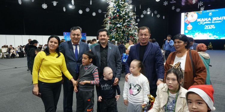 ҚАРАТАУ АУДАНЫ ӘКІМІ МЕРЕКЕ ҚАРСАҢЫНДА ЕРЕКШЕ БАЛАЛАРДЫ ҚҰТТЫҚТАДЫ