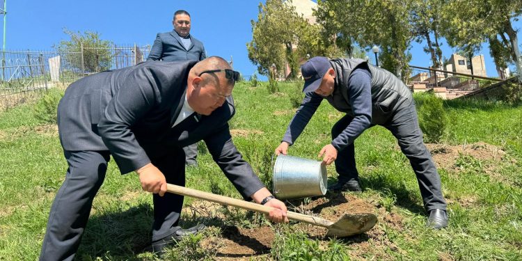 «КИЕЛІ МЕКЕН»: БӘЙДІБЕК АУДАНЫНДАҒЫ КЕСЕНЕЛЕР МАҢЫ ТАЗАРТЫЛЫП,  КӨГАЛДАНДЫРУ ЖҰМЫСТАРЫ ЖҮРГІЗІЛДІ