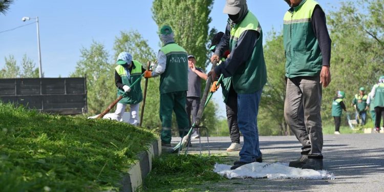 ШЫМКЕНТ: «БӘЙДІБЕК БИ» ЕСКЕРТКІШІ АУМАҒЫНДА ТАЗАЛЫҚ ЖҰМЫСТАРЫ ЖҮРГІЗІЛДІ