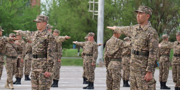 Шымкентке шақырылған жас сарбаздар әскери өмірге үйренуде