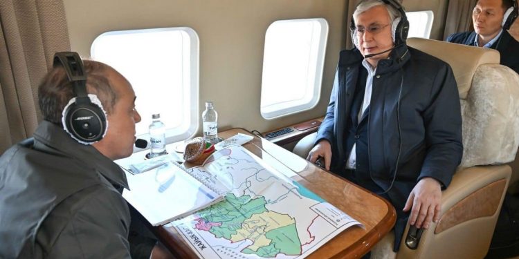 ПРЕЗИДЕНТ БАТЫС ҚАЗАҚСТАН ОБЛЫСЫНЫҢ СУ БАСҚАН АУМАҚТАРЫН ТІКҰШАҚПЕН АРАЛАДЫ