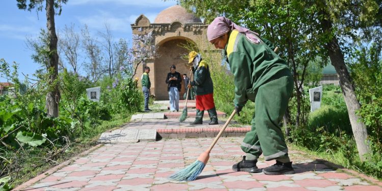 ШЫМКЕНТ: «МІРӘЛІ БАБА» КЕСЕНЕСІН ТАЗАЛАУҒА ЖАСТАР ЖҰМЫЛА КІРІСТІ