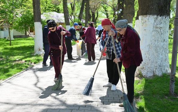 ШЫМКЕНТ: ЖАСТАР «ЖЕҢІС» САЯБАҒЫН ТАЗАЛАДЫ
