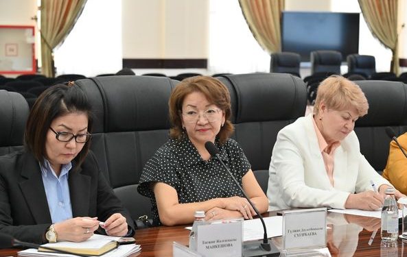 ШЫМКЕНТ: ӘЙЕЛДЕР ІСТЕРІ ЖӘНЕ ОТБАСЫЛЫҚ-ДЕМОГРАФИЯЛЫҚ САЯСАТ ЖӨНІНДЕГІ КОМИССИЯНЫҢ ОТЫРЫСЫ ӨТТІ