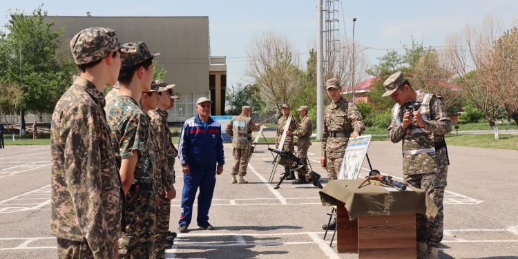 Сайрамдық оқушылар әскери бөлімде қонақта болды