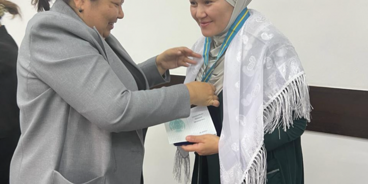 АБАЙ АУДАНЫ: АЛТЫН ҚҰРСАҚТЫ АНАЛАР ТӨСБЕЛГІЛЕРМЕН МАРАТТАЛДЫ