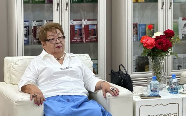 «МЕН АНАМЫН, АҚЫНМЫН, ӘЛЕМДІ ОЙЛАР…»