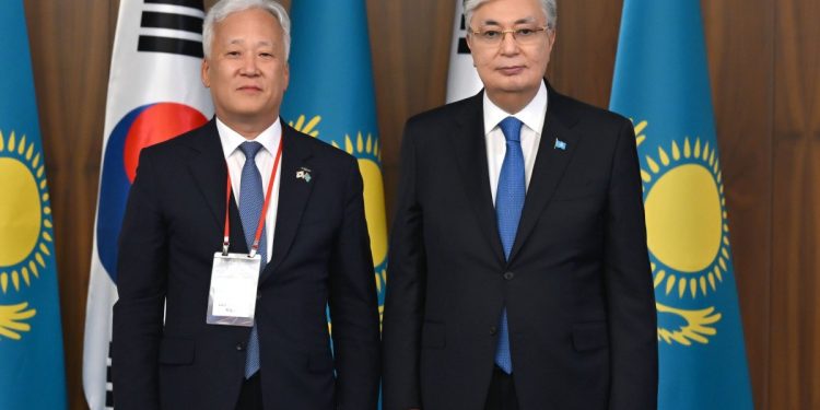 Мемлекет басшысы KIGAM президенті Пёнг-Ку Лиді және SK Ecoplant вице-президенті Хансоль Пэкті қабылдады
