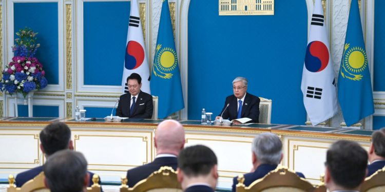 Мемлекет басшысы Қасым-Жомарт Тоқаев пен Корея Республикасының Президенті Юн Сок Ёль кеңейтілген құрамда келіссөз жүргізді
