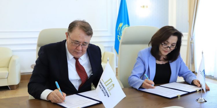 ПАРЛАМЕНТАРИЗМ ИНСТИТУТЫ МЕН  ҚР КОНСТИТУЦИЯЛЫҚ СОТЫ ІСКЕРЛІК ЫНТЫМАҚТАСТЫҚ ТУРАЛЫ КЕЛІСІМ ЖАСАДЫ