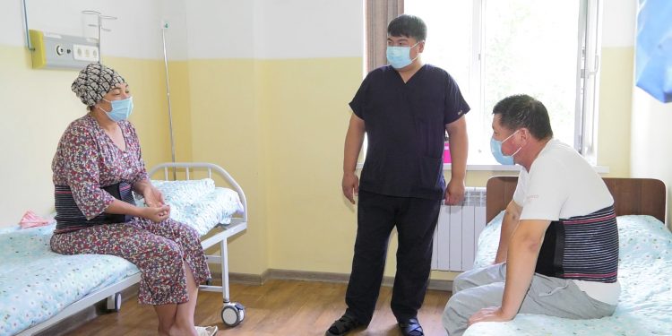СӘТТІ ТРАНСПЛАНТАЦИЯ: Шымкенттік әйел күйеуіне бір бүйрегін берді