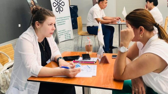 ​ДЕНСАУЛЫҚ БҰРЫШЫ: ШЫМКЕНТТІК ДӘРІГЕРЛЕР САУДА ОРТАЛЫҚТАРЫНДА ҚАБЫЛДАУ ӨТКІЗУДЕ