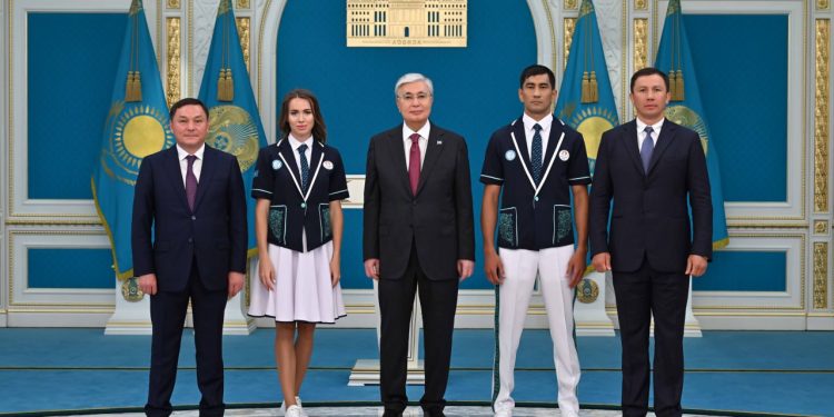 Президент ұлттық құрама мүшелеріне Мемлекеттік туды тапсырды