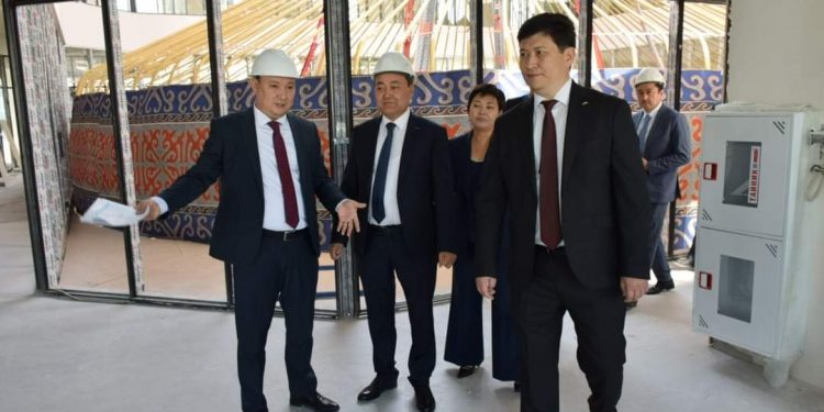 ОЗНАКОМИЛИСЬ СО СТРОИТЕЛЬСТВОМ ДОМА ДРУЖБЫ В ТУРКЕСТАНЕ