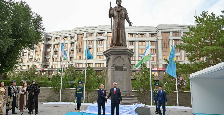 Қасым-Жомарт Тоқаев пен Шавкат Мирзиёев Астанадағы Әлішер Науаи ескерткішін салтанатты түрде ашты