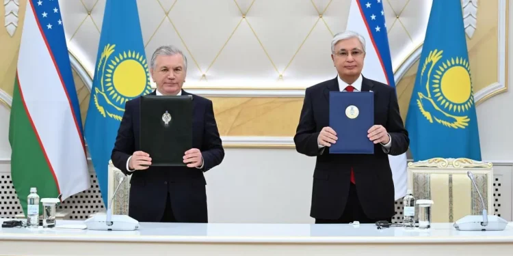 Қасым-Жомарт Тоқаев пен Шавкат Мирзиёев бірнеше маңызды құжатқа қол қойды