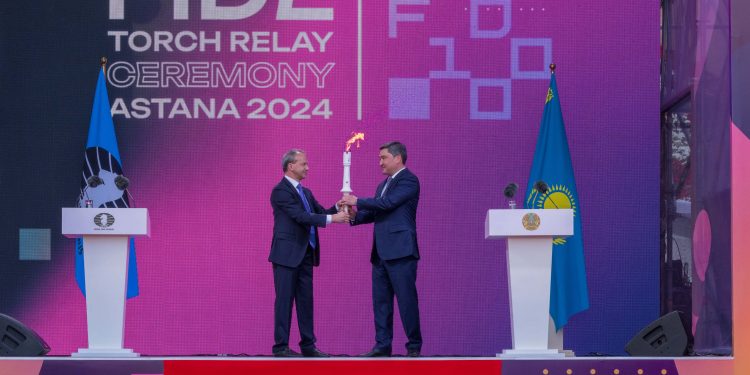 Олжас Бектенов FIDE Халықаралық шахмат федерациясының 100 жылдығы мен 45-ші Олимпиадаға арналған алау эстафетасына қатысты 