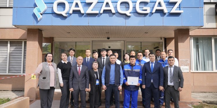 Аким Шымкента наградил слесаря, спасшего семью от гибели