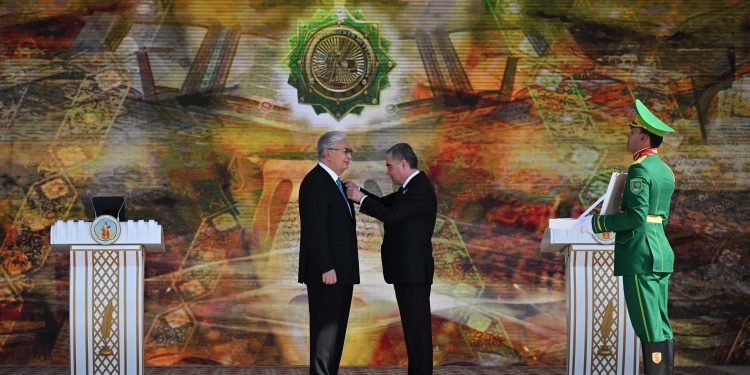 Қасым-Жомарт Тоқаев пен Гурбангулы Бердімұхамедов Ашхабадтағы Абай ескерткішін салтанатты түрде ашты