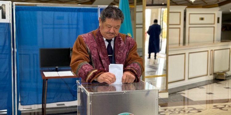 Шымкент әзіл-сықақ және сатира театрының ұжымы референдумға қатысты