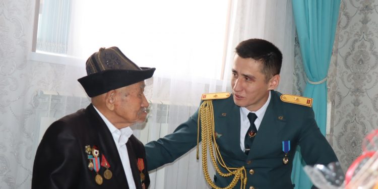 Әскери қызметшілер соғыс ардагерін Халықаралық қарттар күнімен құттықтады