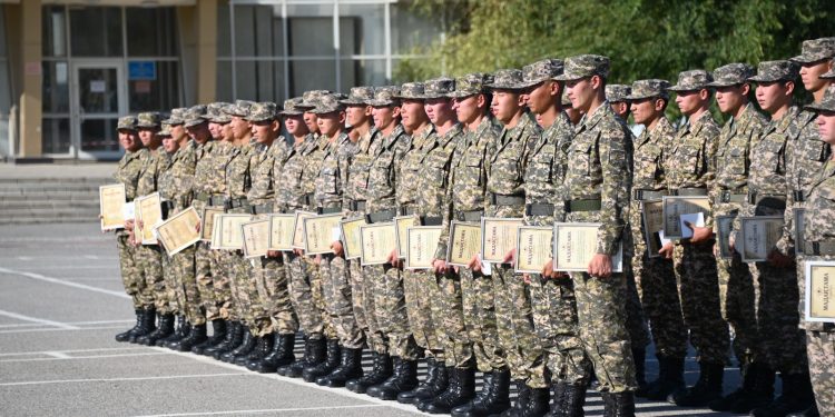 Шымкентте 163 сарбаз мерзімді әскери қызметтерін абыроймен аяқтады