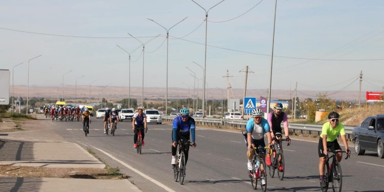 ТҮРКІСТАН: САРЫАҒАШТА РЕСПУБЛИКА КҮНІ ҚАРСАҢЫНДА ХАЛЫҚАРАЛЫҚ ВЕЛОШЕРУ ӨТТІ