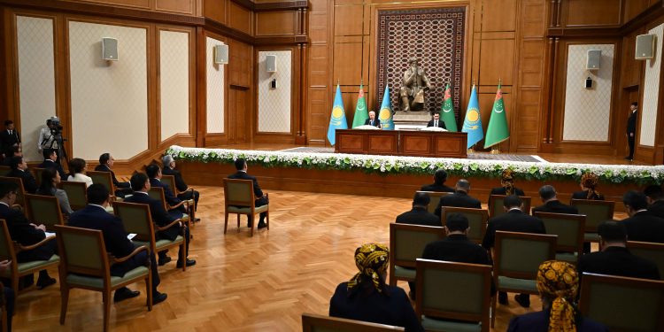 Қазақстан мен Түрікменстан президенттері БАҚ өкілдері үшін бірлескен брифинг өткізді